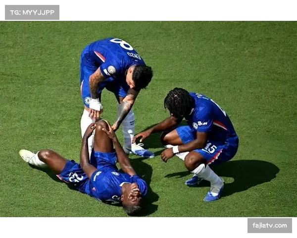 美因茨球员抗议判罚，VAR介入复核点球，比赛中断近4分钟